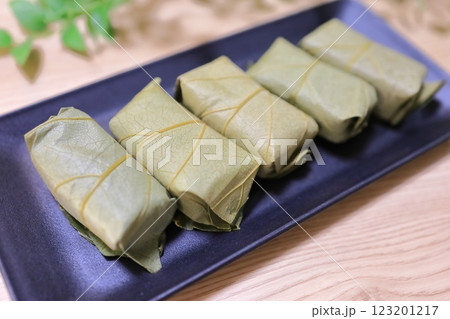 皿にのせた柿の葉寿司 123201217