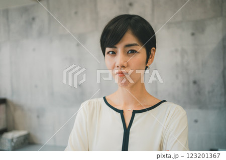 口をとがらせてすねる働く女性 口をとがらせてすねる働く女性 123201367