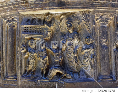 パキスタンのラホール博物館で見ることができるお釈迦様の前生での燃頭仏授記ディパンカラジャータカの彫刻 123201378