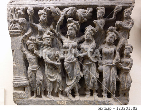 パキスタンのラホール博物館にあるお釈迦様誕生の瞬間を表した降誕のレリーフ 123201382