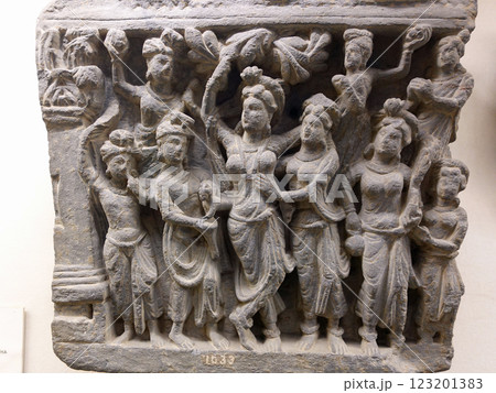 パキスタンのラホール博物館にあるお釈迦様誕生の瞬間を表した降誕のレリーフ 123201383