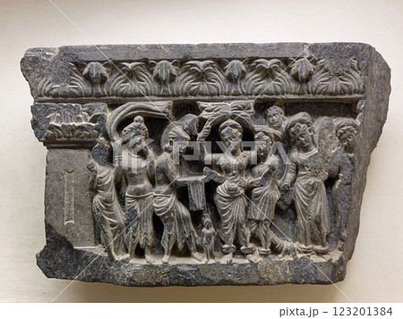 パキスタンのラホール博物館にあるお釈迦様誕生の瞬間を表した降誕のレリーフ パキスタンのラホール博物館にあるお釈迦様誕生の瞬間を表した降誕のレリーフ 123201384