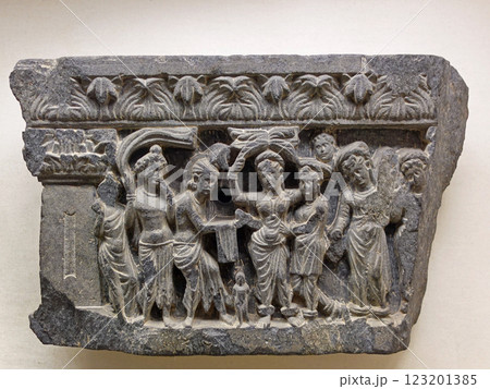 パキスタンのラホール博物館にあるお釈迦様誕生の瞬間を表した降誕のレリーフ 123201385