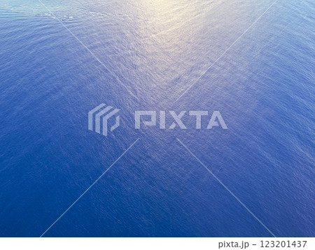 飛行機から見下ろした青い海面の波紋・快晴・沖縄 飛行機から見下ろした青い海面の波紋・快晴・沖縄 123201437