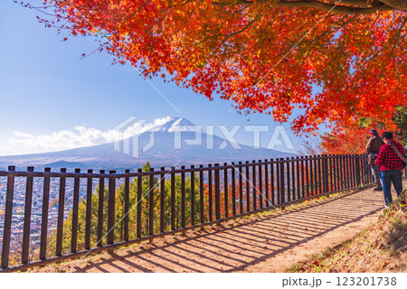 【山梨県】紅葉が美しい新倉山浅間公園から見る新雪富士 123201738