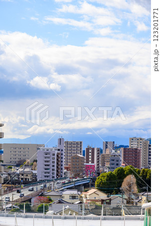 (都市景観・新世安橋通り) 金峰山・山並みを背景に映える駅前周辺パノラマ風景(熊本市世安町) (都市景観・新世安橋通り) 金峰山・山並みを背景に映える駅前周辺パノラマ風景(熊本市世安町) 123201771