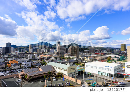 (駅前高層ビル・都市景観)　金峰山・山並みを背景に映える駅前周辺パノラマ風景(熊本市世安町) 123201774
