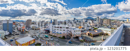 (世安町交差点・都市景観)　金峰山　山並みを背景に映える駅前周辺パノラマ風景(熊本市世安町) 123201775