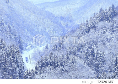 雪景色のしなの鉄道 123201831