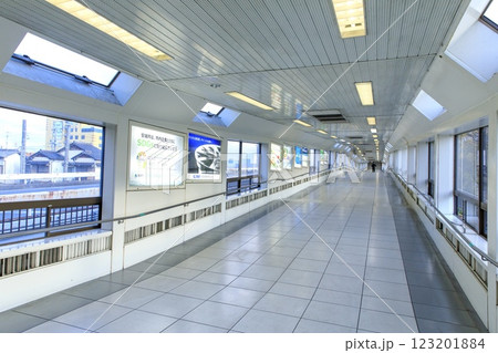 三河安城駅、新幹線と在来線の長い連絡通路 123201884