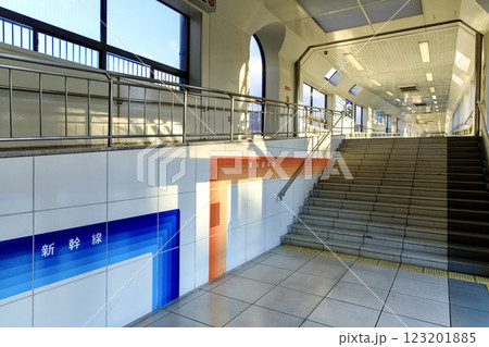 三河安城駅、新幹線と在来線の長い連絡通路 123201885