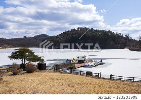 氷に覆われた冬の志高湖 氷に覆われた冬の志高湖 123201909