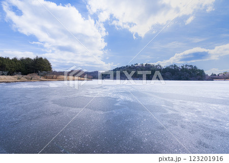 氷に覆われた冬の志高湖 123201916