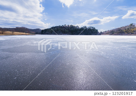 氷に覆われた冬の志高湖 氷に覆われた冬の志高湖 123201917