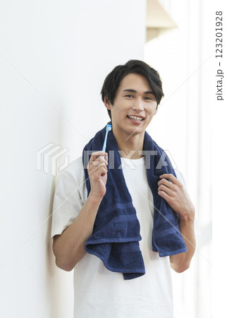 歯ブラシを持った20代の男性 歯ブラシを持った20代の男性 123201928