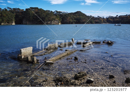 秋空の宮城県東松島市潜々浦水道入口付近からの眺め 123201977