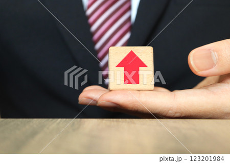 スーツの男性と上昇の矢印 123201984