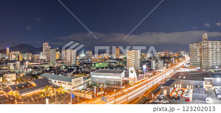 (夜景都市景観)　高層ビル・タワーマンションと国道三号線パノラマ風景　(熊本市世安町) 123202013