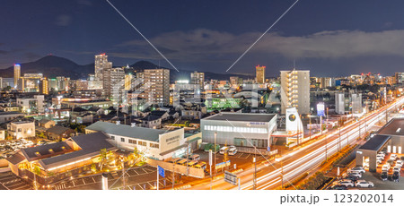 (夜景都市景観)　高層ビル・タワーマンションと国道三号線パノラマ風景　(熊本市世安町) 123202014