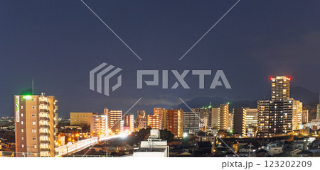 (夜景都市景観)　高層ビル・タワーマンション　パノラマ風景　(熊本市世安町) 123202209