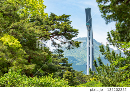 新緑の別府公園から見るグローバルタワーと鶴見岳 新緑の別府公園から見るグローバルタワーと鶴見岳 123202285