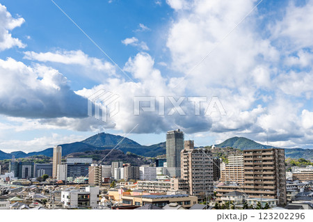 (都市景観) 金峰山・山並みを背景に映える駅前周辺パノラマ風景(熊本市世安町) (都市景観) 金峰山・山並みを背景に映える駅前周辺パノラマ風景(熊本市世安町) 123202296