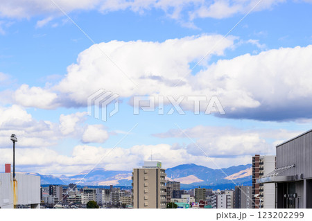 (阿蘇山) 山並みを背景に映えるビル景観風景(熊本市世安町) (阿蘇山) 山並みを背景に映えるビル景観風景(熊本市世安町) 123202299