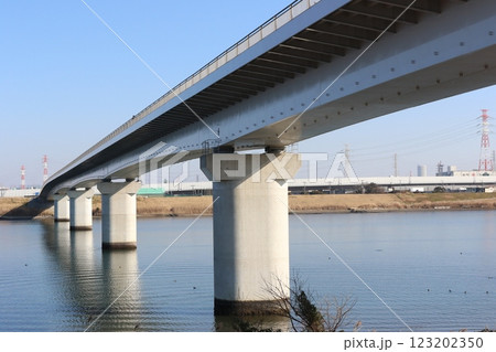 千葉県市川市の江戸川に架かる「妙典橋」 千葉県市川市の江戸川に架かる「妙典橋」 123202350