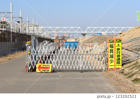 江戸川放水路河川敷の工事現場 江戸川放水路河川敷の工事現場 123202521