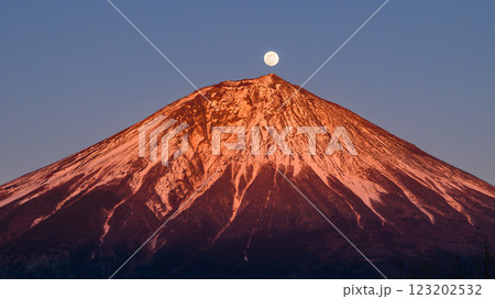 静岡県・富士宮市より望むパール富士 123202532