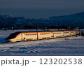 冬の夕暮れの中を走る山形新幹線つばさ 123202538