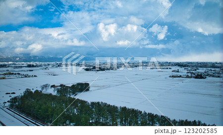 雪の富山県入善町沿岸部 雪の富山県入善町沿岸部 123202585