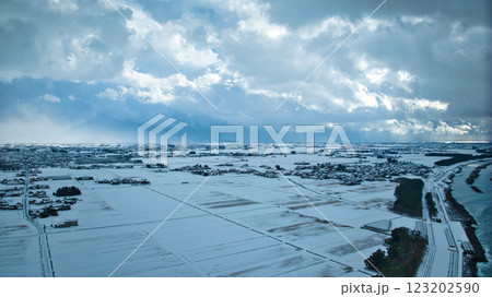 雪の富山県入善町沿岸部 123202590
