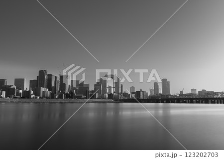 モノクロームで描く都市のスカイラインと滑らかな水面 モノクロームで描く都市のスカイラインと滑らかな水面 123202703