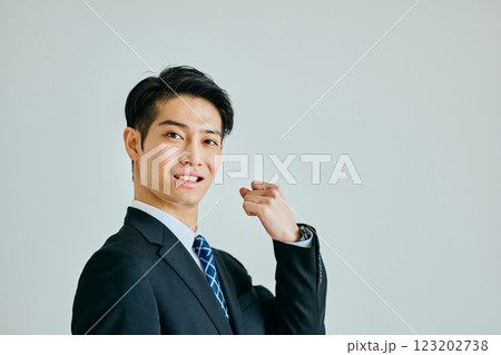 ガッツポーズをする若い男性 123202738