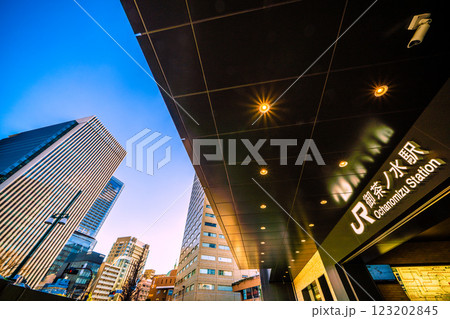 日本の東京都市景観 御茶ノ水駅や御茶ノ水ソラシティ(左)、ワテラスなどを望む。新時代へ=10日 日本の東京都市景観 御茶ノ水駅や御茶ノ水ソラシティ(左)、ワテラスなどを望む。新時代へ=10日 123202845