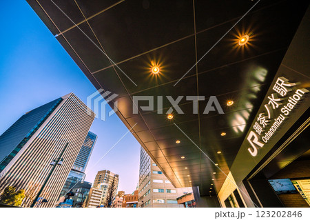 日本の東京都市景観 御茶ノ水駅や御茶ノ水ソラシティ（左）、ワテラスなどを望む。新時代へ＝10日 123202846