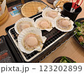 居酒屋でホタテを焼こう 123202899