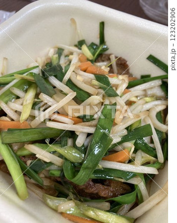 中華料理チェーンで注文した弁当のレバニラ炒め 123202906