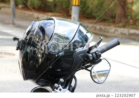 バイクの黒いヘルメット バイクの黒いヘルメット 123202907