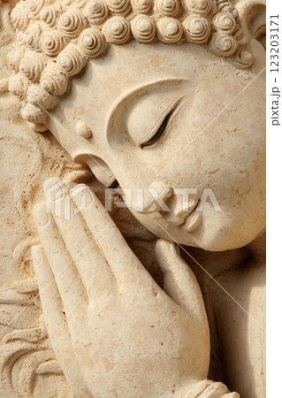 穏やかな祈りの顔、神聖な仏像 123203171