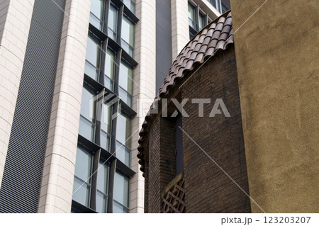 モダンとレトロが交差する都市建築 123203207