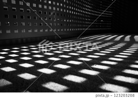光と影が描く幾何学模様 123203208