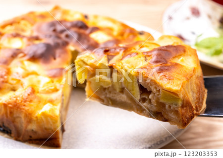 りんごとさつま芋のケーキ 123203353