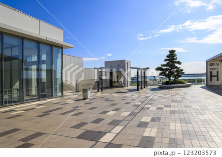 羽田イノベーションシティの1Fパーキングと2Fコリドーを昇降する屋外用エレベーター 123203573