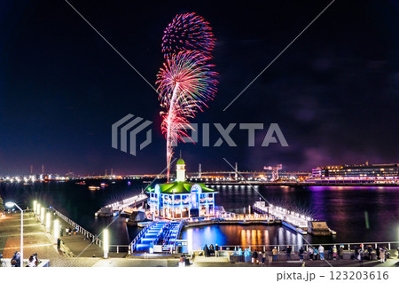 《神奈川県》横浜ナイトフラワーズ・横浜港を彩る花火 123203616