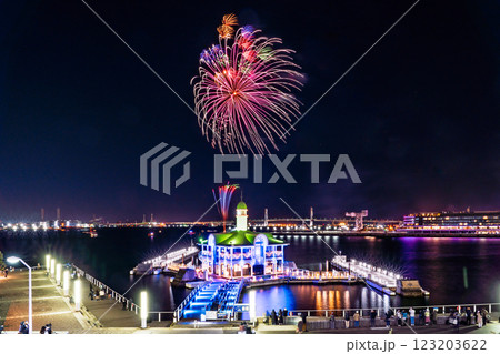 《神奈川県》横浜ナイトフラワーズ・横浜港を彩る花火 123203622
