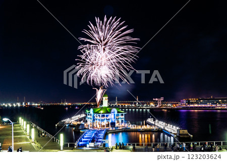 《神奈川県》横浜ナイトフラワーズ・横浜港を彩る花火 123203624