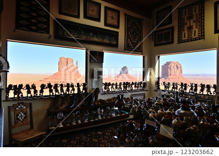 ギフトショップから窓越しに眺めるモニュメントバレー 123203662