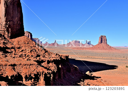 モニュメントバレー アーティスト・ポイントからの眺め 123203891